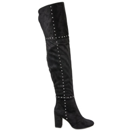 Botas de coxa pretas no poste preto