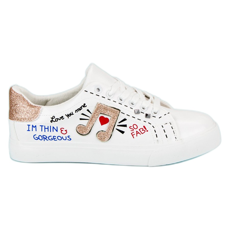 Tênis brancos elegantes