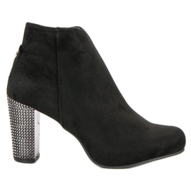 Botas elegantes em uma postagem preto Botas elegantes em uma postagem preto