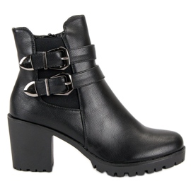 Filippo Botas casuais em uma postagem preto