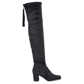 Filippo Mosqueteiros de camurça em um pilar preto