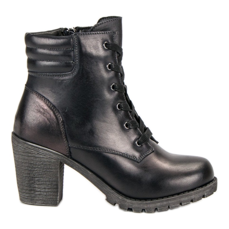 Botas de couro preto em poste vinceza
