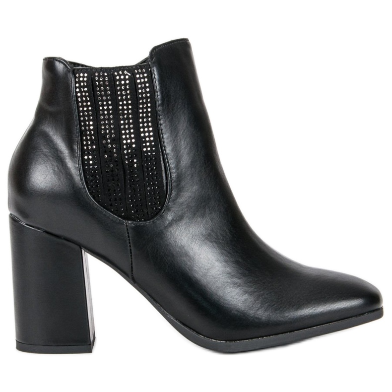 Kylie Botas elegantes em uma postagem preto