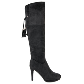Small Swan Botas pretas em um alfinete preto