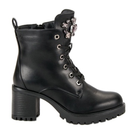 Kylie Botas amarradas no poste preto