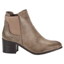 Botas em uma postagem castanho