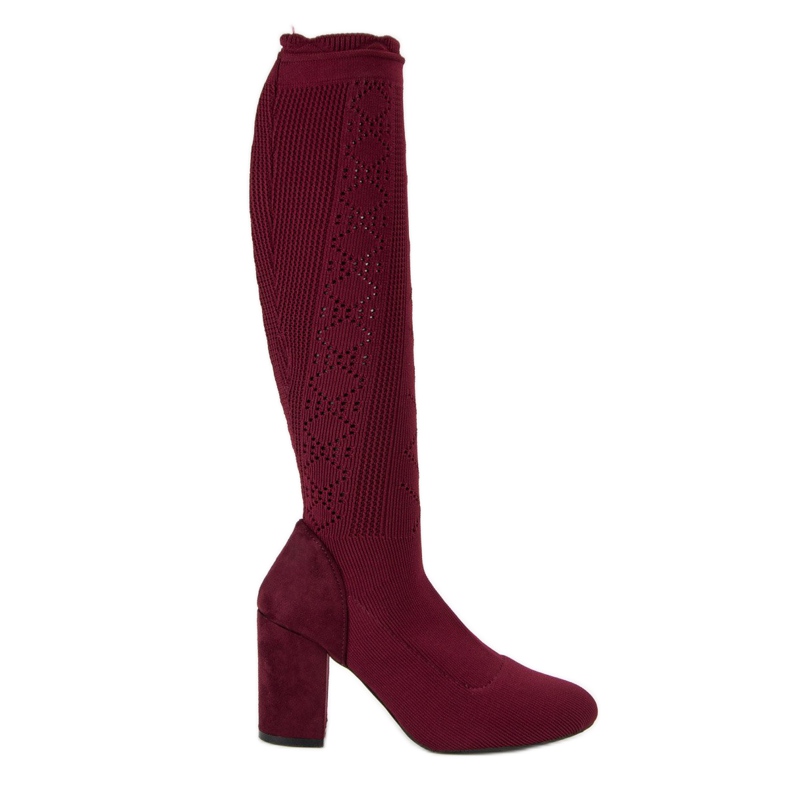 Botas Openwork em um poste vermelho