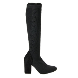 Botas Openwork em um poste preto