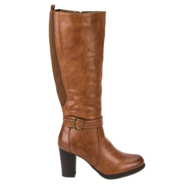 Filippo Botas quentes no poste marrom