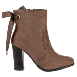 Super Mode Botas elegantes em uma postagem marrom