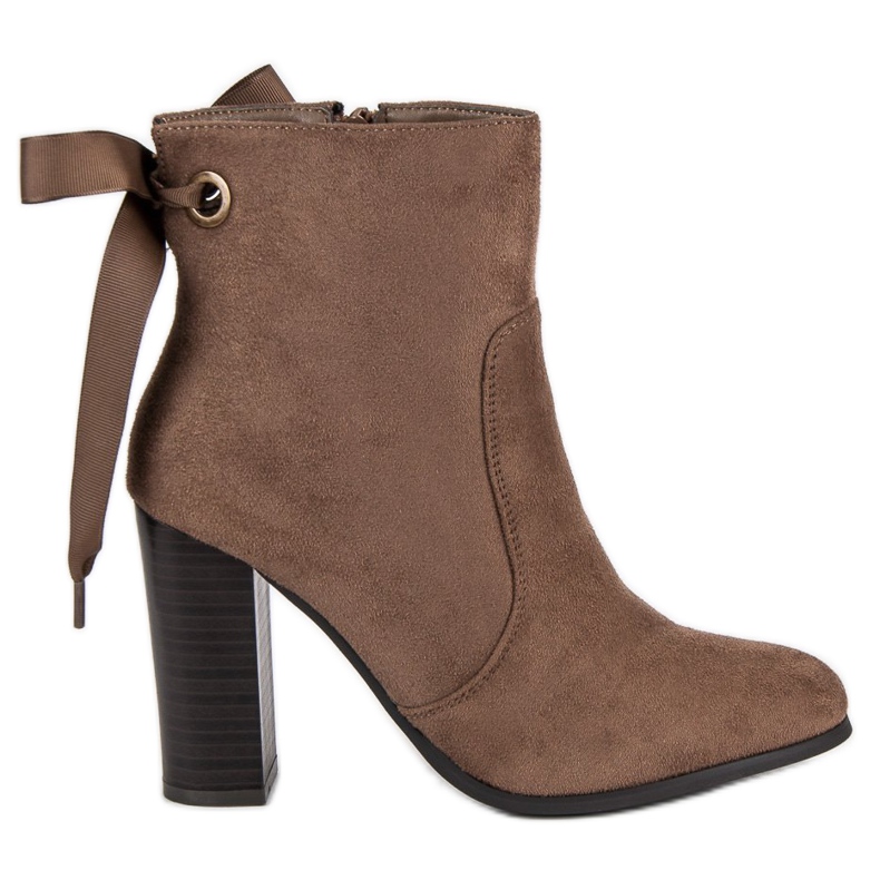 Super Mode Botas elegantes em uma postagem castanho