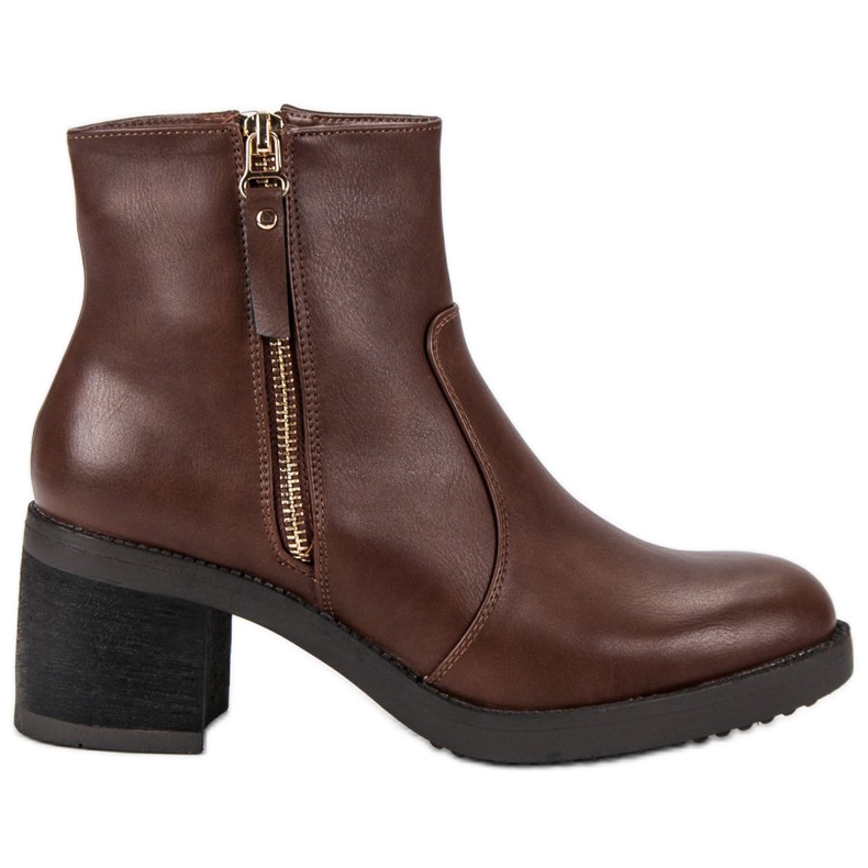 Botas clássicas no poste castanho