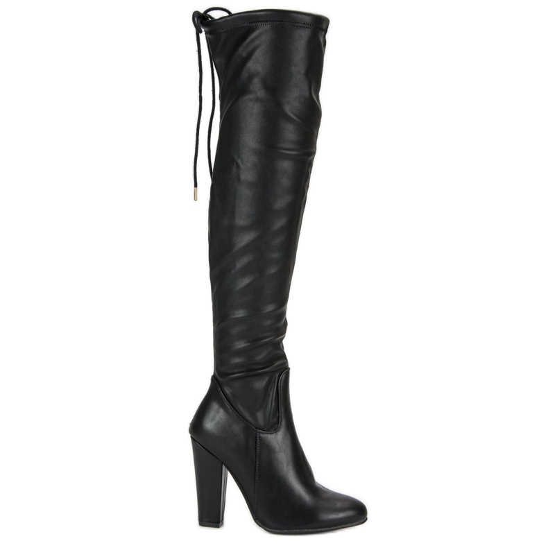 Cm Paris Altos mosqueteiros em um poste preto