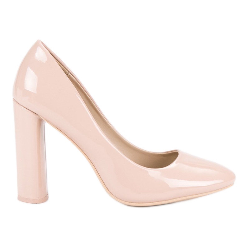 Bombas envernizadas em um pilar castanho