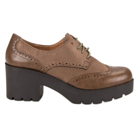 Ch. Creation Sapatos bege elegantes