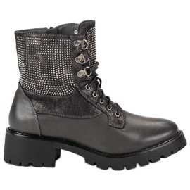 Ideal Shoes Trabalhadores atados na plataforma verde