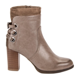 Super Mode Botas elegantes em uma postagem marrom