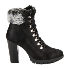 Cm Paris Botas amarradas em um poste preto Cm Paris Botas amarradas em um poste preto