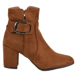 Botins de camurça no poste marrom