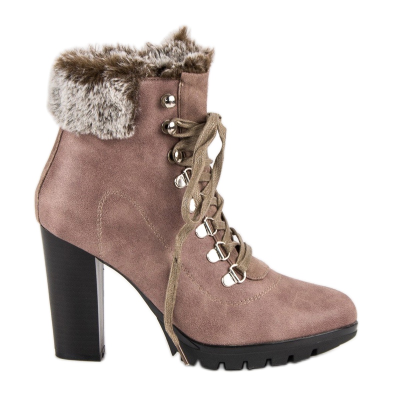 Cm Paris Botas amarradas em um poste castanho