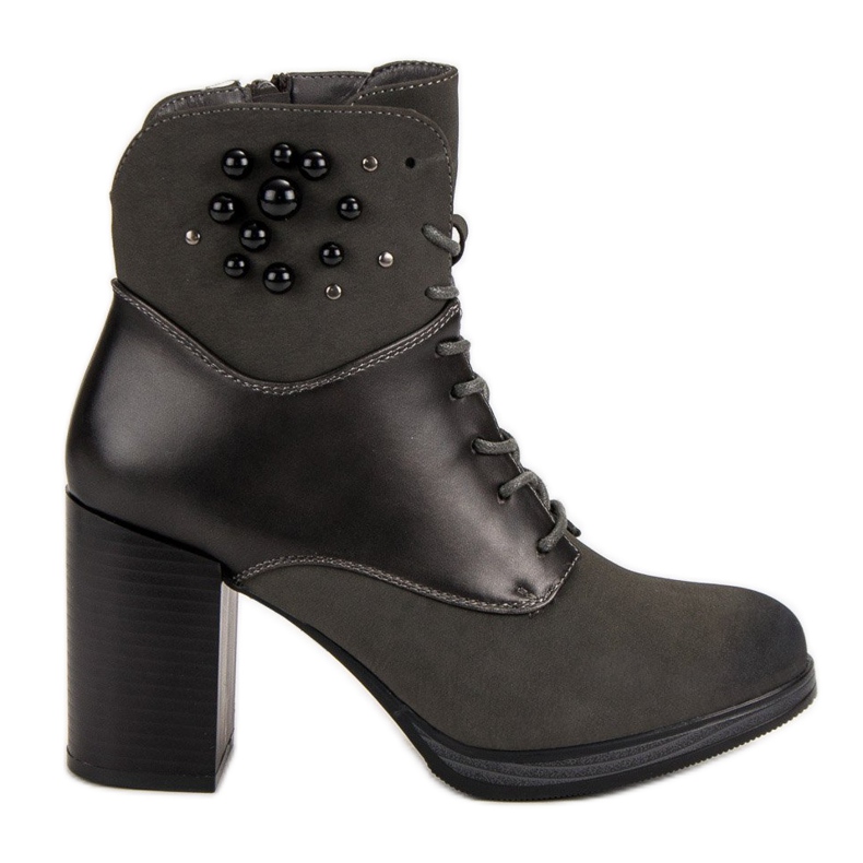 Vinceza Botas amarradas em um poste cinza