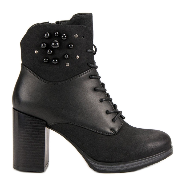 Vinceza Botas amarradas em um poste preto