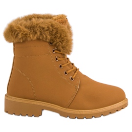 Caçadores de camelo com pele marrom