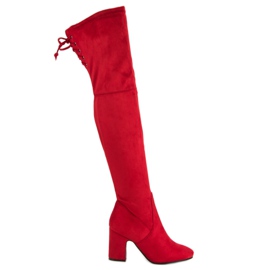 Super Me Botas vermelhas na altura da coxa em um poste vermelho