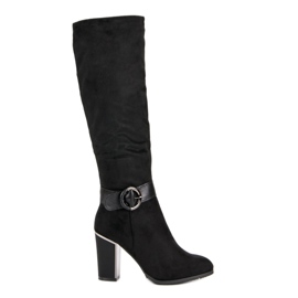 Super Me Botas elegantes em um post preto Super Me Botas elegantes em um post preto