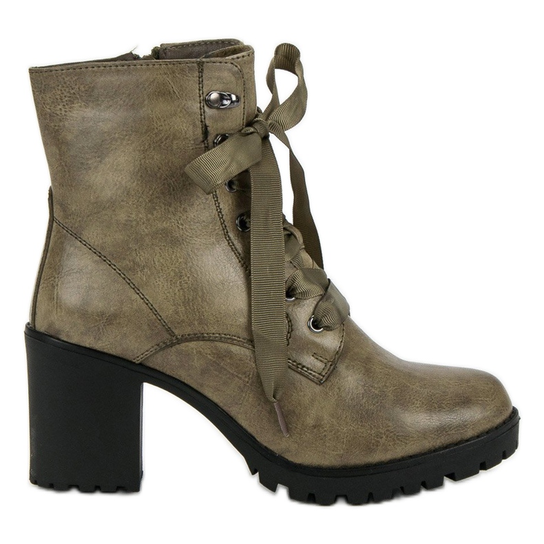 Queentina Botas quentes na plataforma verde