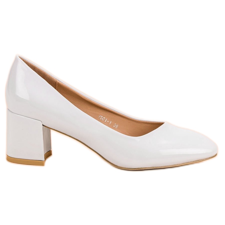 Diamantique Bombas envernizadas em um pilar branco