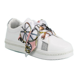 Sapatos esportivos amarrados com uma fita branco