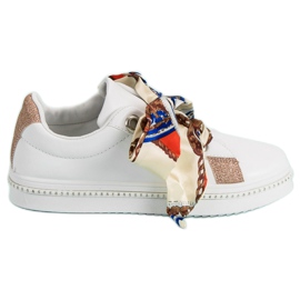 Sapatos esportivos amarrados com uma fita branco