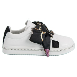 Sapatos esportivos amarrados com uma fita branco