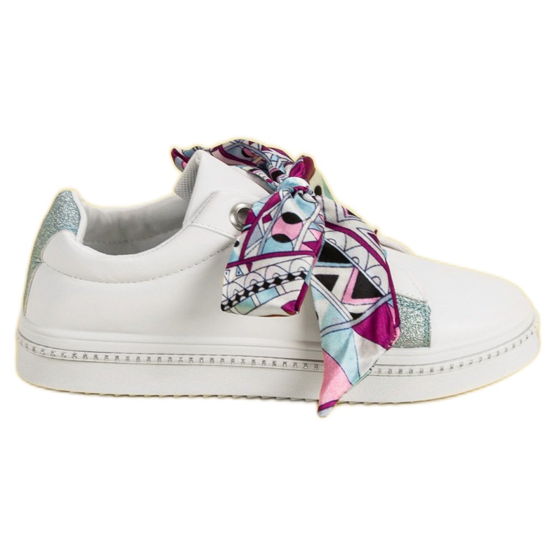 Sapatos esportivos amarrados com uma fita branco