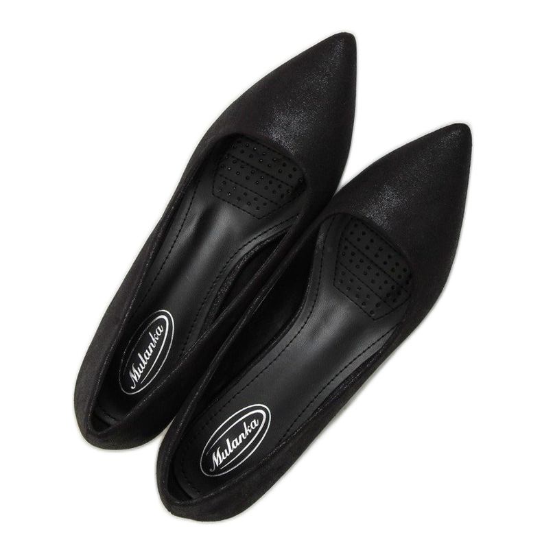 Bombas em um preto de salto baixo B-36 preto