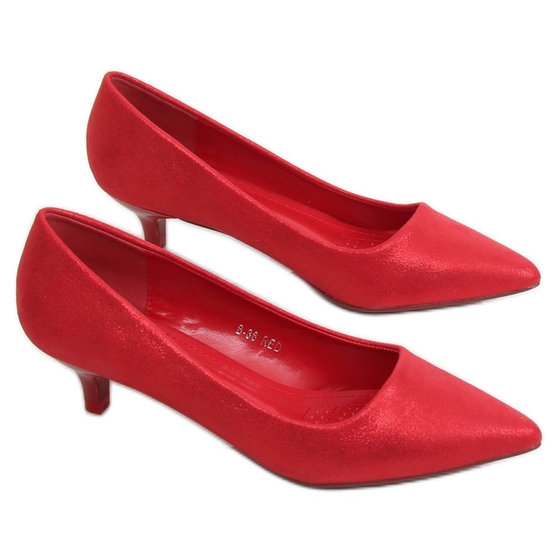 Bombas em um vermelho de salto baixo B-36 vermelho