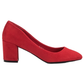 Ideal Shoes Bombas vermelhas em um pilar vermelho