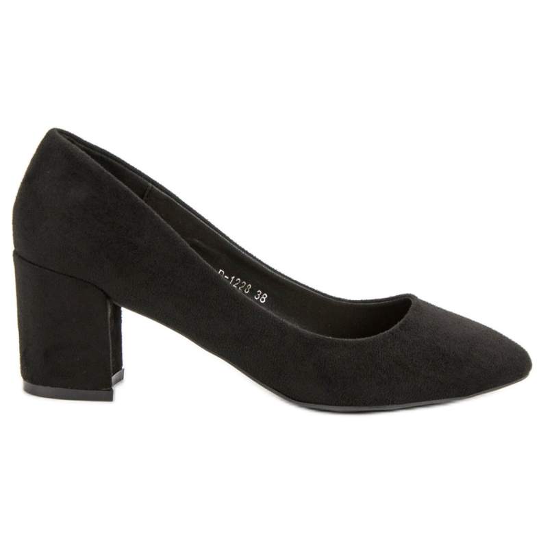 Ideal Shoes Bombas pretas em um pilar preto