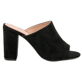 Laura Mode Chinelos de camurça em um bar preto Laura Mode Chinelos de camurça em um bar preto