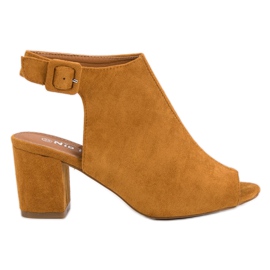 Nio Nio Sandálias construídas em um bar amarelo