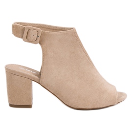 Nio Nio Sandálias construídas em um bar castanho