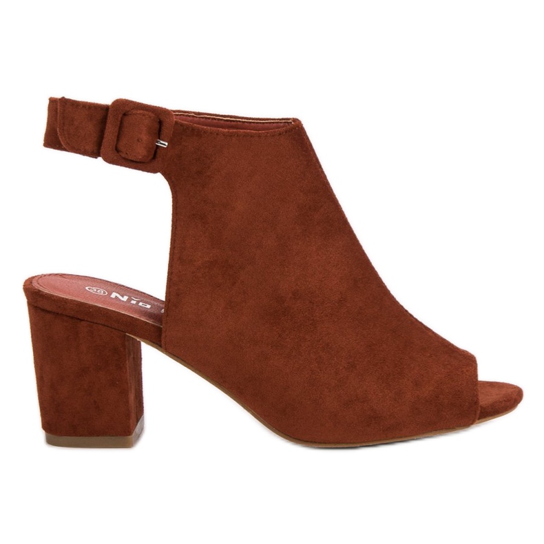 Nio Nio Sandálias construídas em um bar castanho