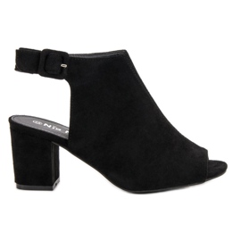 Nio Nio Sandálias construídas em um bar preto