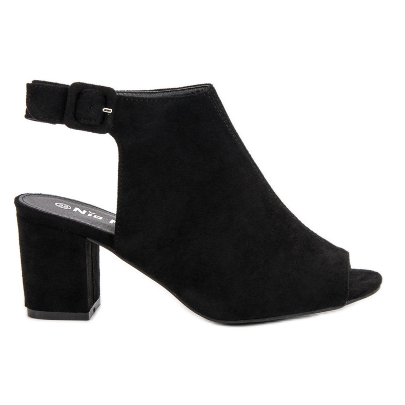 Nio Nio Sandálias construídas em um bar preto