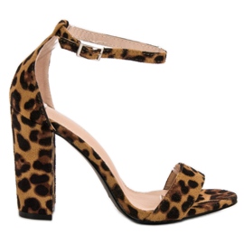 Ch. Creation Sandálias mosqueadas em um bar marrom