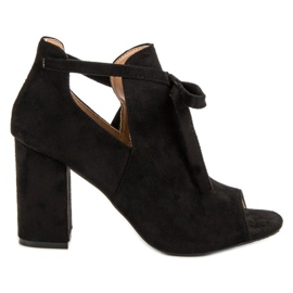 Vinceza Sandálias construídas em um bar preto