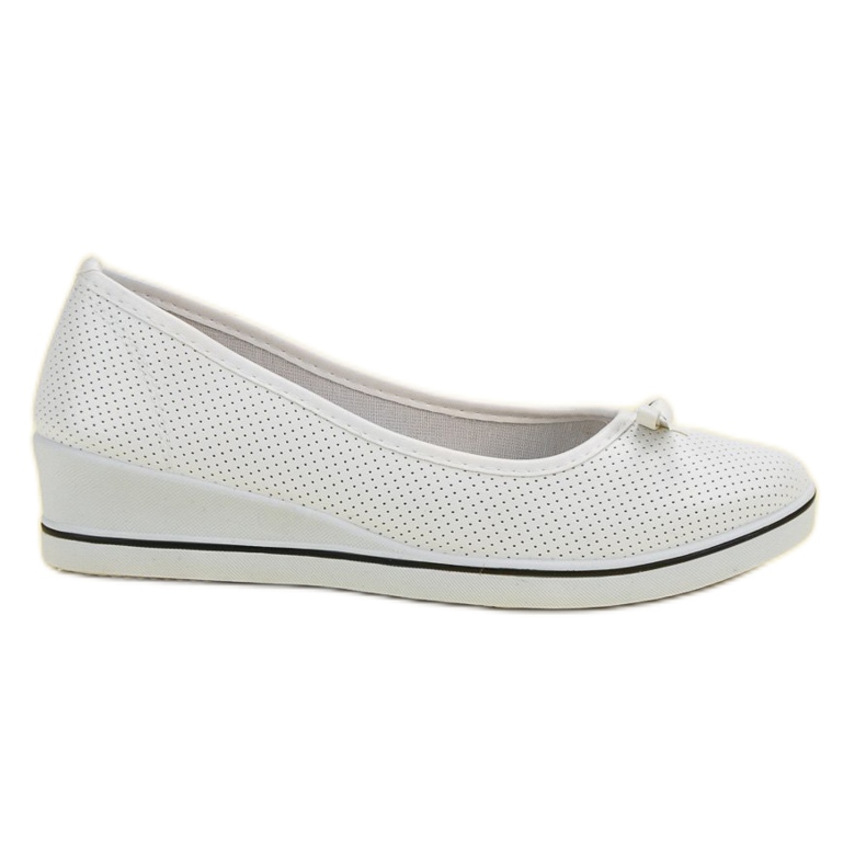 Bailarina de esportes em uma cunha branco