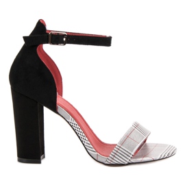 Erynn Sandálias em um bar preto Erynn Sandálias em um bar preto