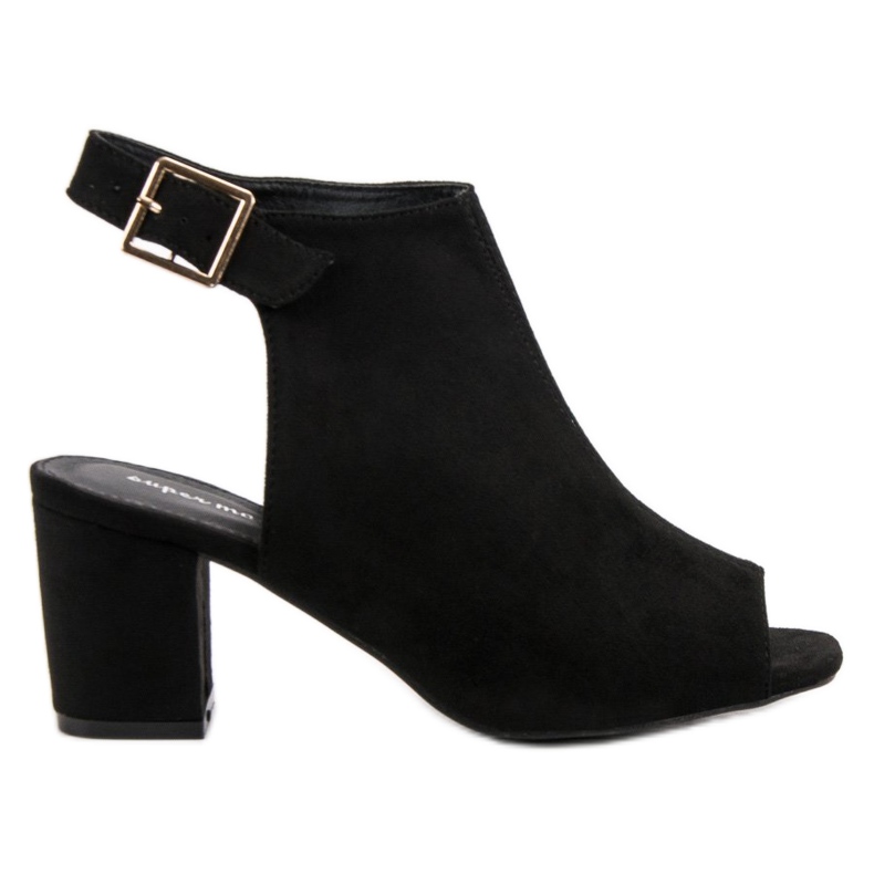 Super Mode Sandálias construídas em um bar preto